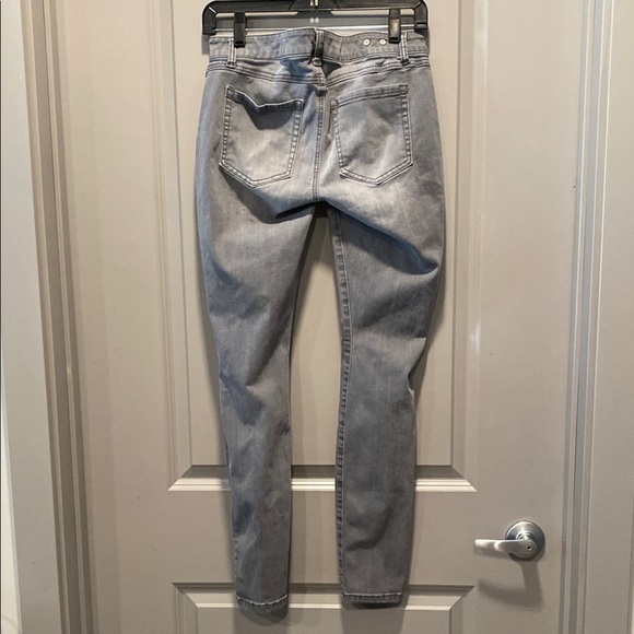 CAbi Gray Skinny Jeans | Distressed | Size 4 | Zipper Detail - Picture 6 of 7